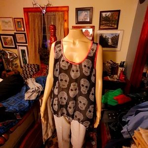 Ladies top with skulls